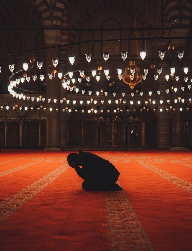 Esselamü Aleyküm ve Rahmetullah 🖐🏼 Hayırlı Sabahlar ey Ümmeti Muhammed 🌹 Derdiyle uyuyan, dermanıyla uyansın. Amin..