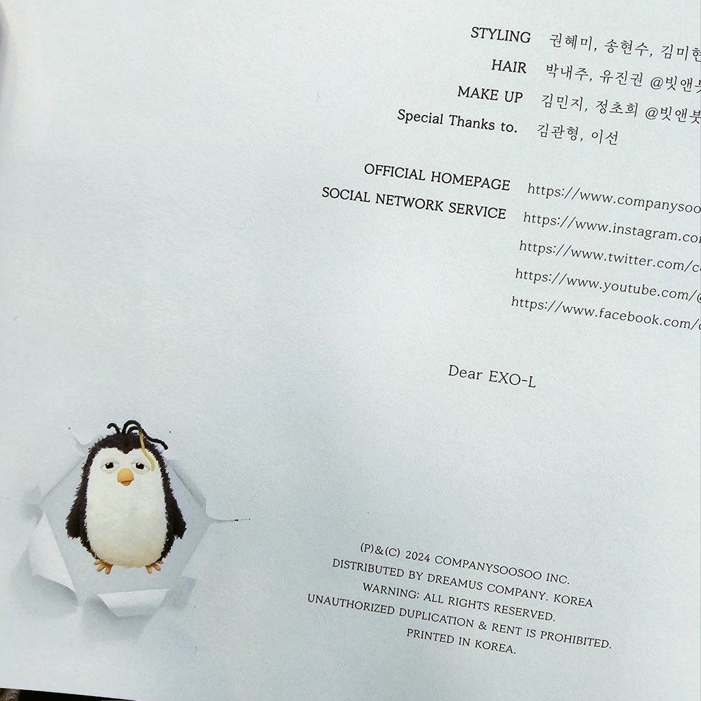 The cute penguin and Dear EXO-L at the back of Kyungsoo's Blossom album 🥹