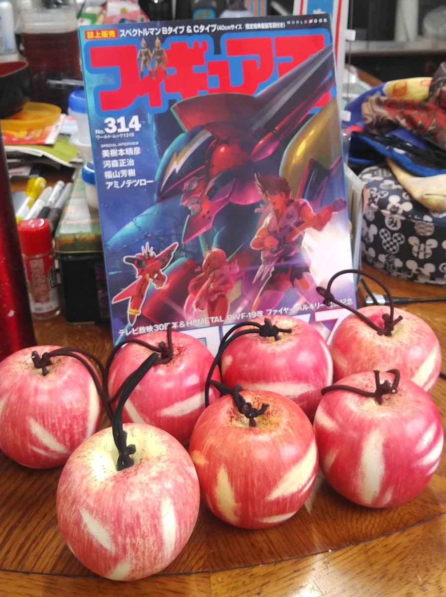 銀河リンゴ完成～🍎✨
マクロスナイト100回記念で、フレイアコスの方にプレゼントするから覚悟するんよ❤️
ゴムひも付けてあるから手首にぶら下げてもオッケーなんよ👌
#マクロスナイト
#マクロス7
#銀河リンゴ
#熱気バサラ
#FIREBOMBER