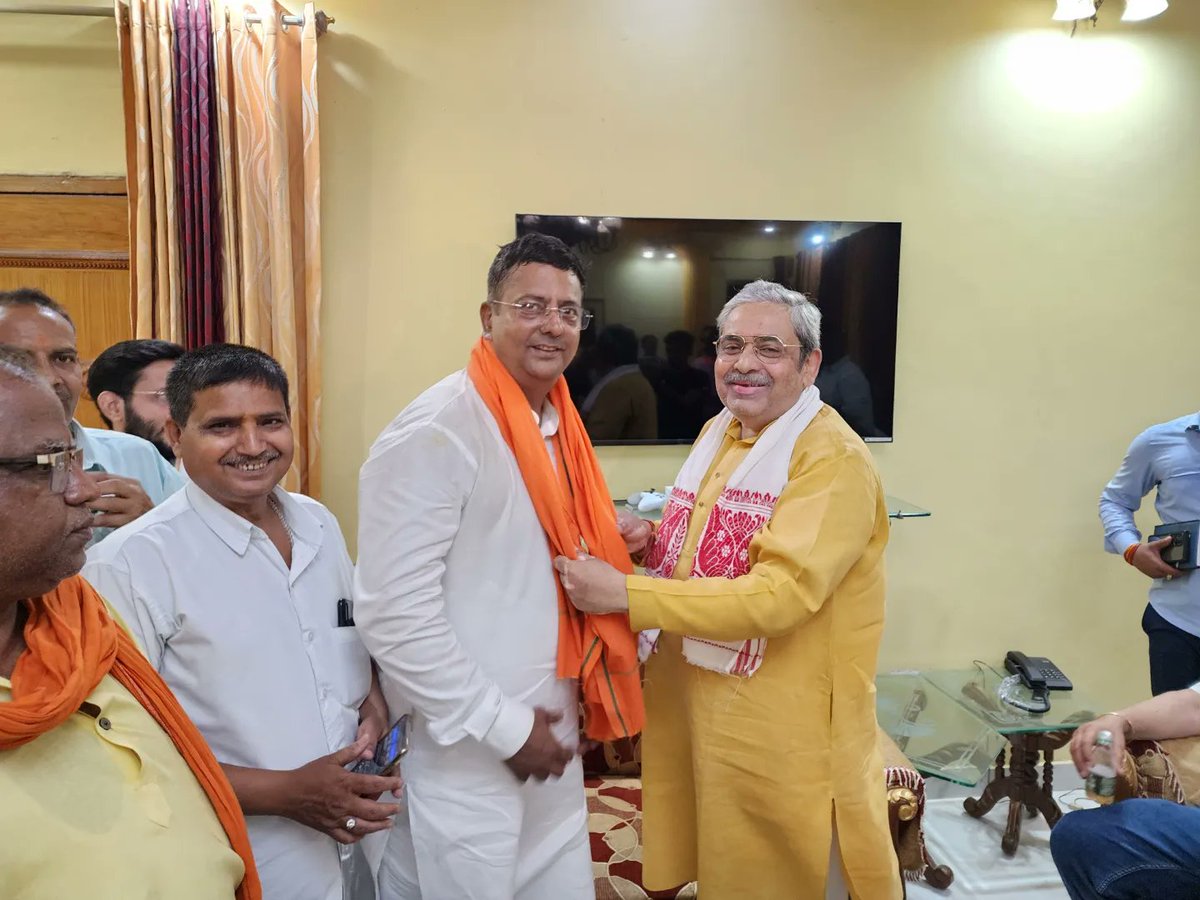 PunitVerma_1's tweet photo. इलाहाबाद संसदीय क्षेत्र से भारतीय जनता पार्टी के प्रत्याशी श्री नीरज त्रिपाठी जी के साथ करेलाबाग,सादियापुर,हर्षवर्धन नगर तथा मीरापुर में प्रचार के उपरांत मेरे निवास पर https://t.co/d1TK1OBzOk