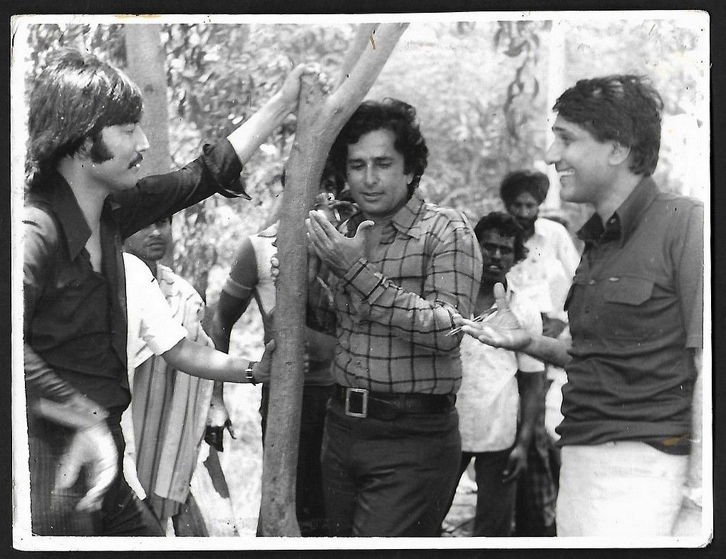 Kali Ghata Chhayi, Teri Yaad Aayi.... Shashi Kapoor with Danny during shooting of romantic thriller, Kali Ghata (1980) by Ved Rahi 
#shashikapoor #mostcharming #danny #dannydenzongpa #80s #bollywoodflashback