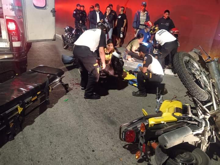 🚨¡CHOCAN DE FRENTE! #AntiguaGuatemala 
Dos motocicletas chocan de frente a un costado de la comisaría 74 de la PNC en el sector del Panorama. Bomberos Voluntarios trasladaron a dos hombres y una mujer hacia el hospital nacional de Antigua.

 #StarNews 
#InformaciónImprescindible