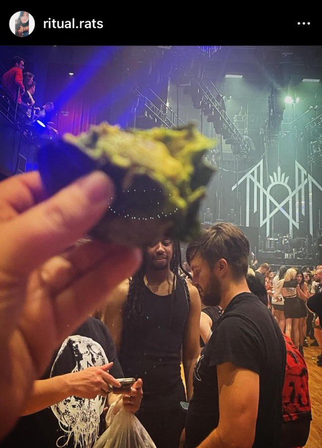 Why the FUCK do they have produce on stage??? WHO is giving them this…why is iii throwing avocado 😭😭