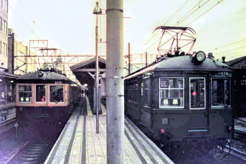 ▪️懐かしの鉄道写真
東京急行『目蒲線』奥沢駅です。
板張りのホームが懐かしいです。
右は引退を目前にした夕方のラッシュに備え車庫から出てきたデハ3474号です。
左は車体をリニューアルされたデハ3471号(復刻塗装)です。
平成元年3月撮影。
#東京急行
#東急電鉄
#目蒲線
#奥沢駅