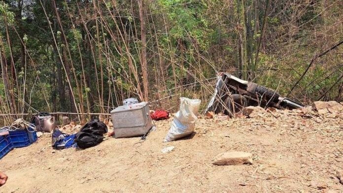 A forest firefighter succumbed to his injuries at 3am Weds, announced volunteers page WEVO. Surasith Jatsaboon was in the truck transporting officers on the way to work, which fell from a mountain rd in Chiang Mai, which injured 14, including Surasuth, on Mon. #Chiangmai #PM25