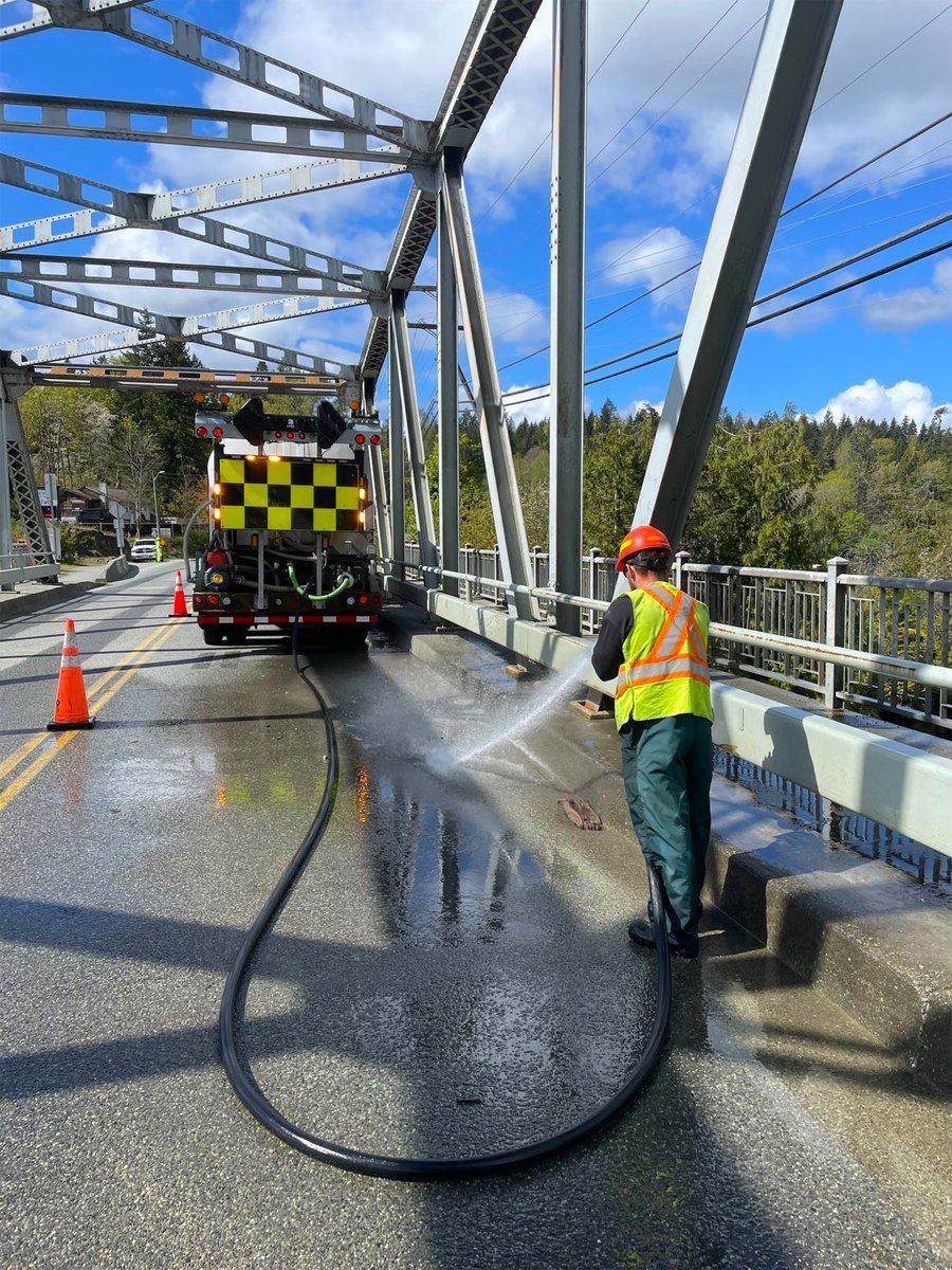 @MainroadMIsland is performing a variety of spring activities, one of which is bridge washing! 🧼 Spring cleaning prolongs the life of bridges & makes it safer for travel. Give crews space when you see them! Learn all about bridge washing here: bit.ly/44fHSrh @TranBC