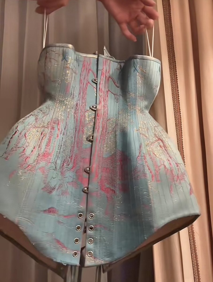 Quiero que vean el interior de los corsets de Margiela Artisanal 24 para que entiendan que tienen relleno así se crea la ilusión de una cintura más pequeña. Es LA MISMA técnica que se usaba en los corsets de la Belle Epoque, en la alta costura de los 50s y también ahora .
