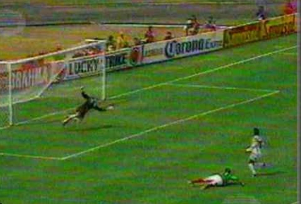 El ⚽ en la participación de @miseleccionmx Copa America 1993 Mexico llegó a 4tos de final en la Eliminatoria como mejor 3er lugar y se enfrento a la Selección de Peru a la cual venció 4 goles a 2 con un hermoso gol de @LRZague que quedó para la posteridad! @jbvalder @rgonzall