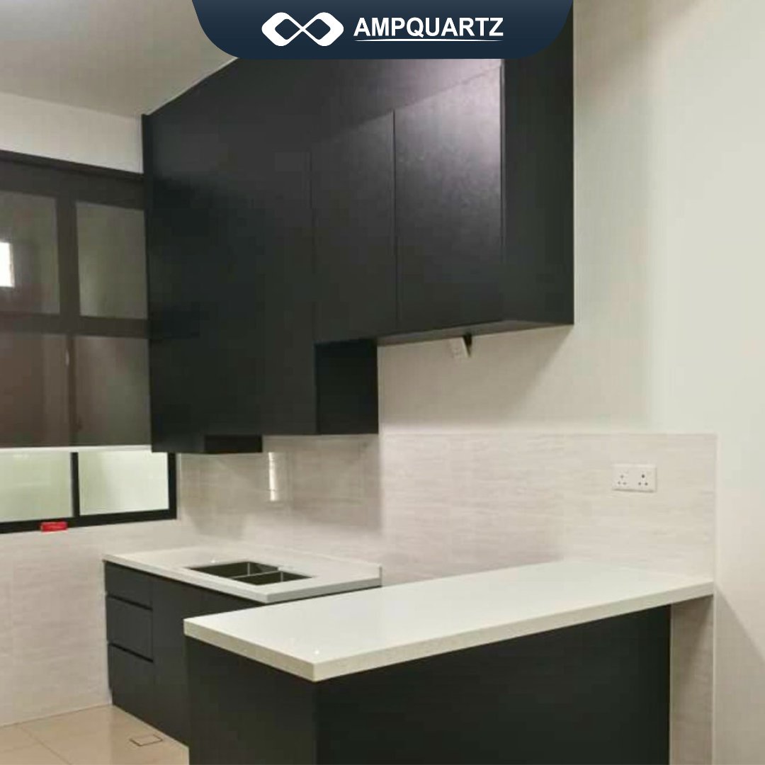 Black modern kitchen with combination of light series of quartz countertops🔲 ​ Book by June 30th & let us take care of the post cleaning after renovation on your house! (T&C apply) ​ 📞🏃‍♀️𝐂𝐨𝐧𝐭𝐚𝐜𝐭 𝐮𝐬! go.wa.link/ampquartz ​ #ampquartz #jb #kitchen