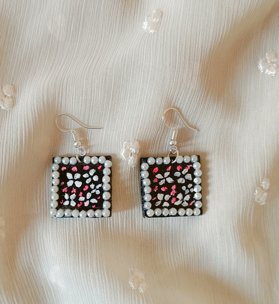 Adding two more pairs of earrings to the #ArtbyTee #wearableart collection. DM for prices & other details to buy. Share to support my work. #MothersDayGifts #mothersdaygiftideas #gifthandmade #giftsforher #giftsformom #earrings #handmadejewellery #handmadegifts #jewelrylover