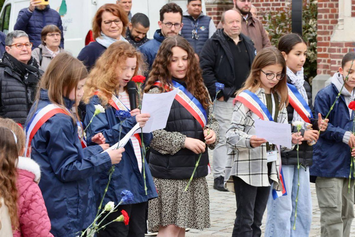 J’étais présent ce matin au monument aux morts de Lauwin-Planque afin d’honorer la mémoire de ceux qui ont donné leur vie pour la France et qui ont conduit à la victoire le 8 mai 1945 ! Ensemble, gardons vivante la mémoire de ceux qui sont tombés, Gloire à eux ! #Souvenirs…