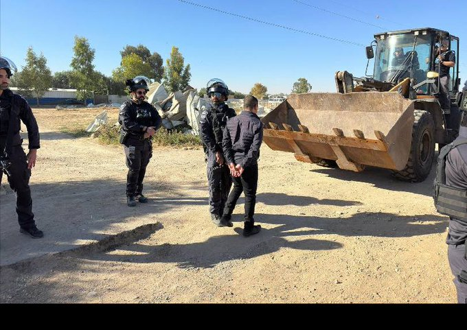 📸A Palestinian stands in front of an Israeli occupation #bulldozer as it advances to demolish dozens of homes in the #Hebron Valley in the occupied #Negev, this morning. #Palestine