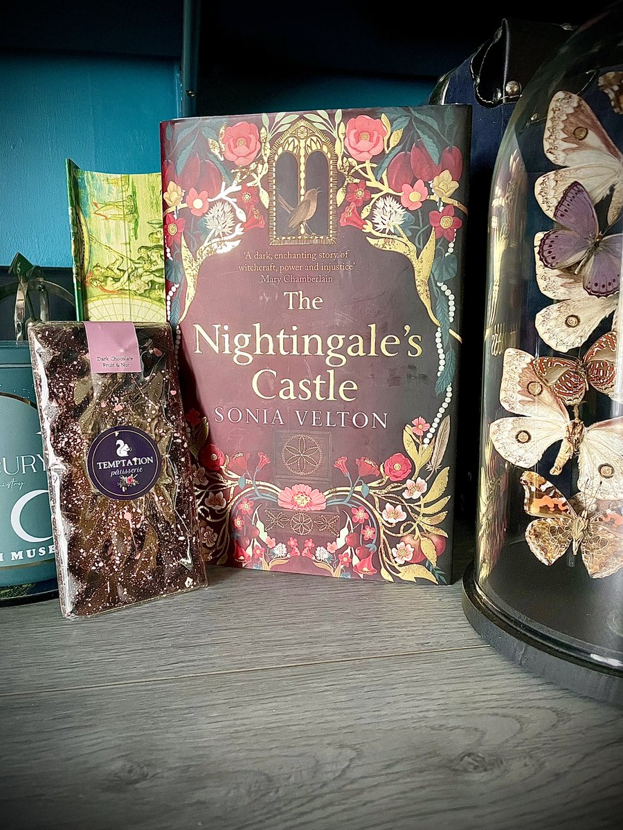🌺 This is so beautiful! 🌺
❤️ A huge thank you to the wonderful @niamh_anderson for this stunning finished copy of #TheNightingalesCastle by @Soniavelton along with some delicious chocolate! 🍫 
Out now and published by @LittleBrownUK 
#Bookmail #Gifted ❤️