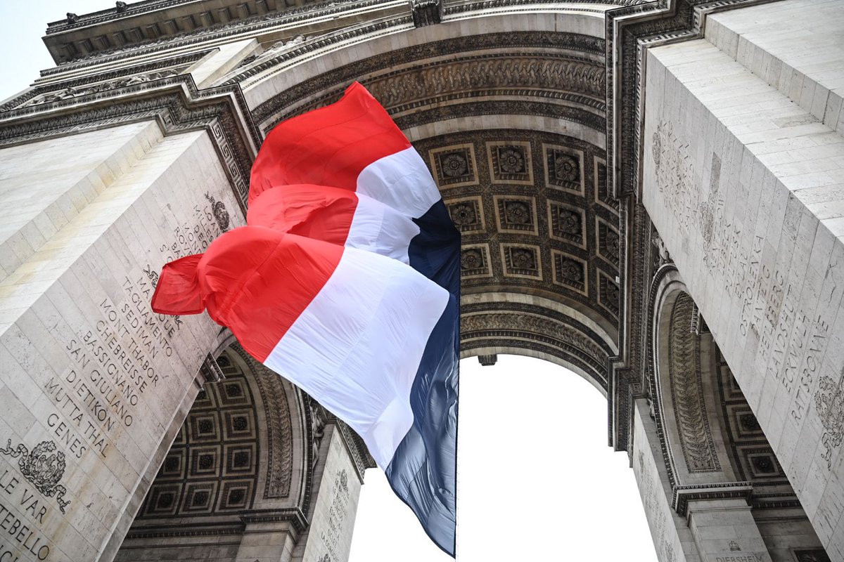 En ce #8mai, le préfet de Police @NunezLaurent a assisté sous l'Arc de Triomphe à la commémoration de la victoire des Alliés et de la fin de la Seconde Guerre mondiale.