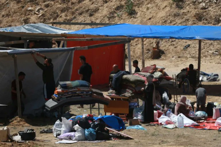 ⭕️Des #Palestiniens déplacés de #Rafah installent des tentes près de la plage de Deir el-Balah.