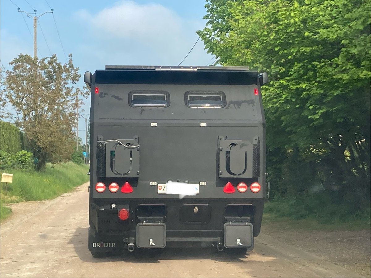 Chablis ce matin :
Tourisme 🇨🇭 🇩🇪 et ce magnifique camping car #Brüder 🏕️ 
ou
Viticulture @VinsdeBourgogne et son VN @NewHollandAgFr 

Noter un grand ciel bleu et les bouchons sur l’A6 🛣️  : arrêtez vous visiter notre région ?