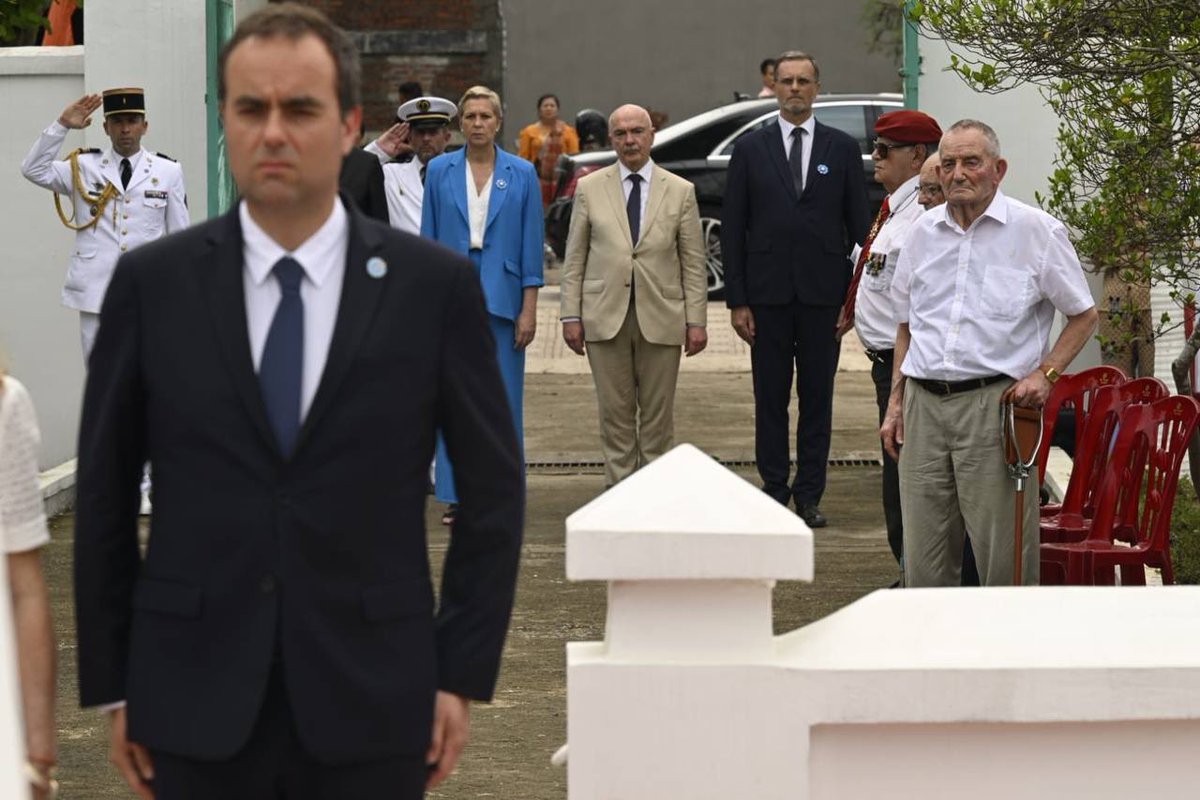 Dien Bien Phu - 7 mai 2024 Le Ministre @SebLecornu , la secrétaire d’Etat @MIRALLESMP mes collègues députés @marclefur @jrcazeneuve avec l’ambassadeur de France, Olivier Brochet, et nos 3 vétérans rendons hommage aux Morts pour la France et aux disparus devant le mémorial