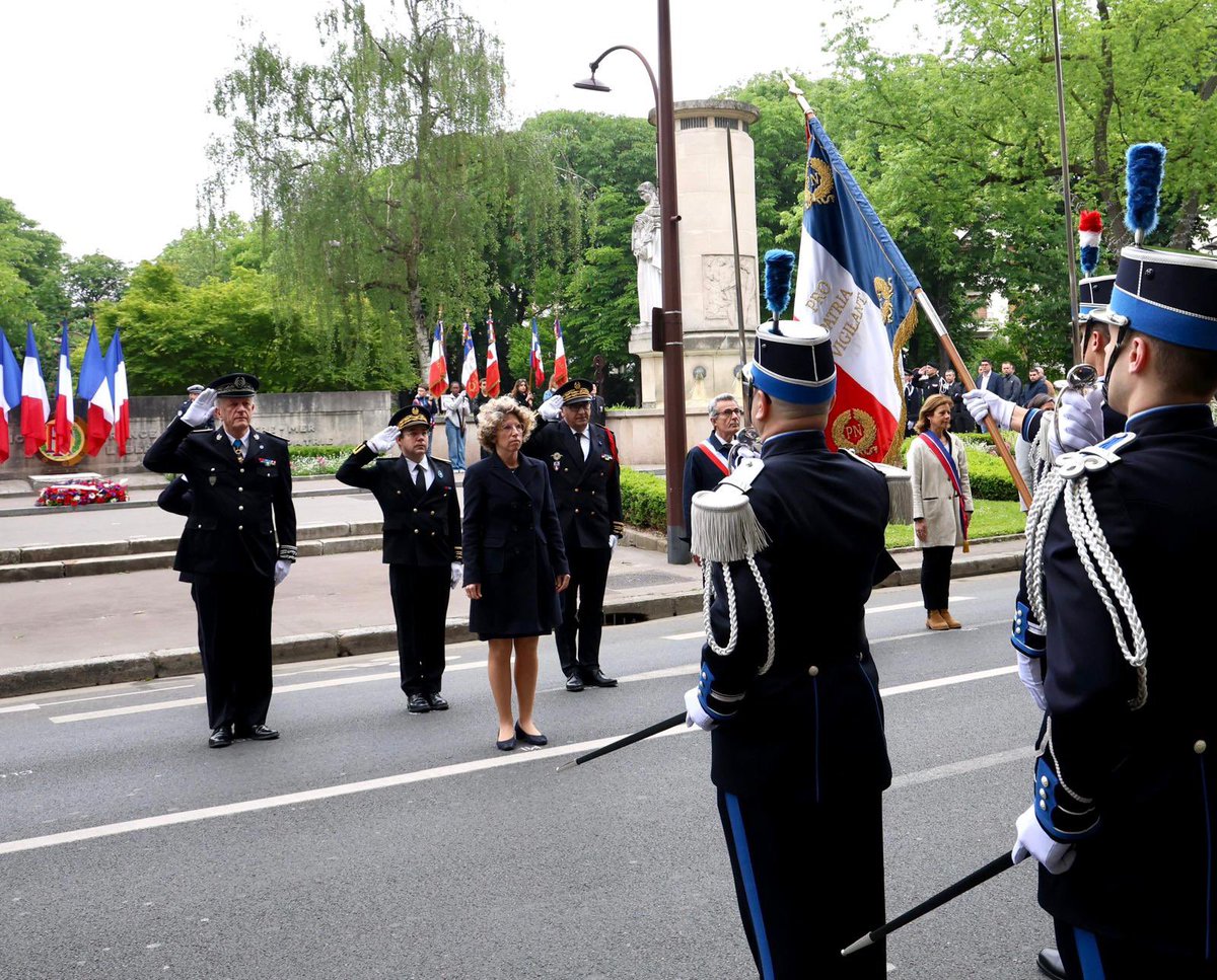 #8mai1945 | Cérémonie d’hommage aux policiers morts pour la France ce matin à Neuilly-sur-Seine présidée par @mguevenoux, ministre déléguée chargée des Outre-mer. À nos morts.