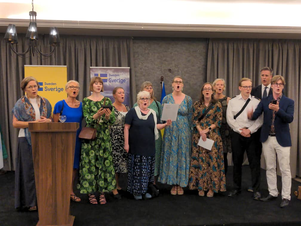 Welcome to Harish Agnani as new Honorary Consul of Sweden 🇸🇪 to Sierra Leone 🇸🇱. Impressive choir of Swedish Ambassador and community singing traditional Swedish song on this occasion. #TeamEurope
