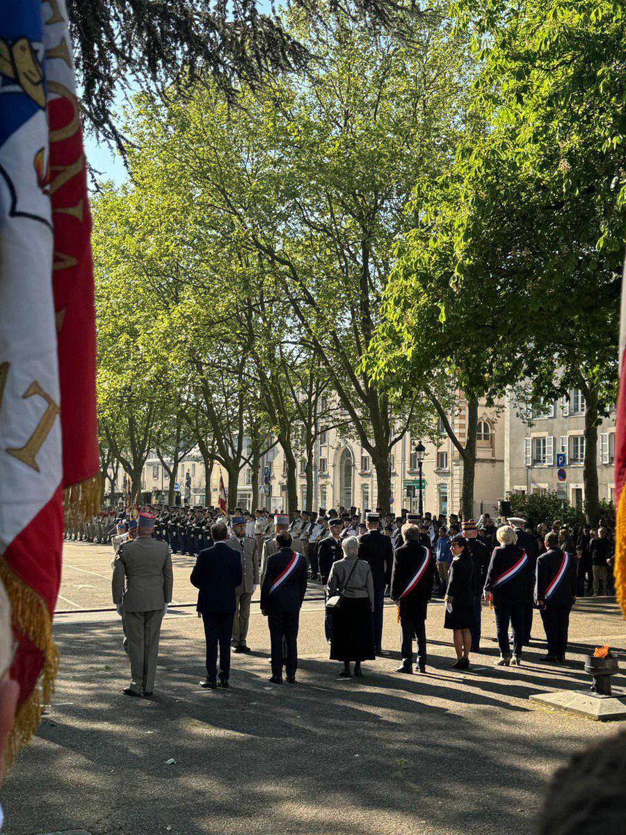 En ce #8mai1945, nous célébrons le 79e anniversaire de la victoire de la liberté à Orléans comme partout en 🇫🇷 Cette date marque non seulement la fin du conflit en Europe mais aussi la victoire de nos valeurs Le devoir de mémoire nous oblige. N’oublions jamais leur sacrifice.