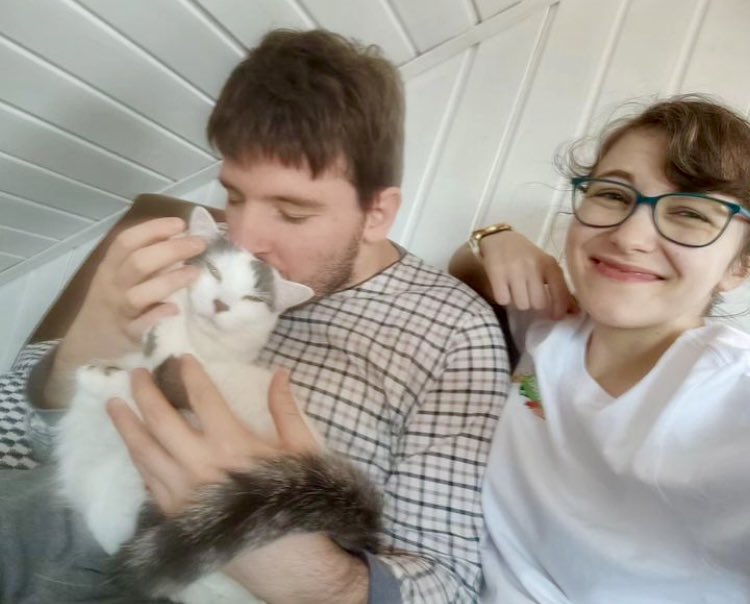 Juste un petit coucou pour vous dire que je suis toujours super heureux avec mes bipèdes 😻 Vous envoie un doux ronron!