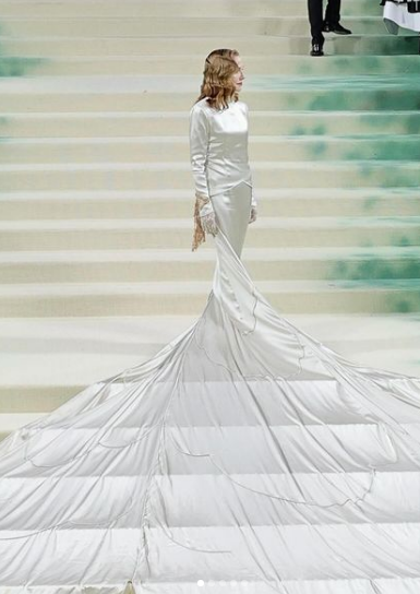 simtor93's tweet photo. E Dio scese in terra e si scoprì che fu da sempre una dea... #IsabelleHuppert al #METGala a #NewYork in #Balenciaga 😍😍😍 https://t.co/aCHqYtsfgv