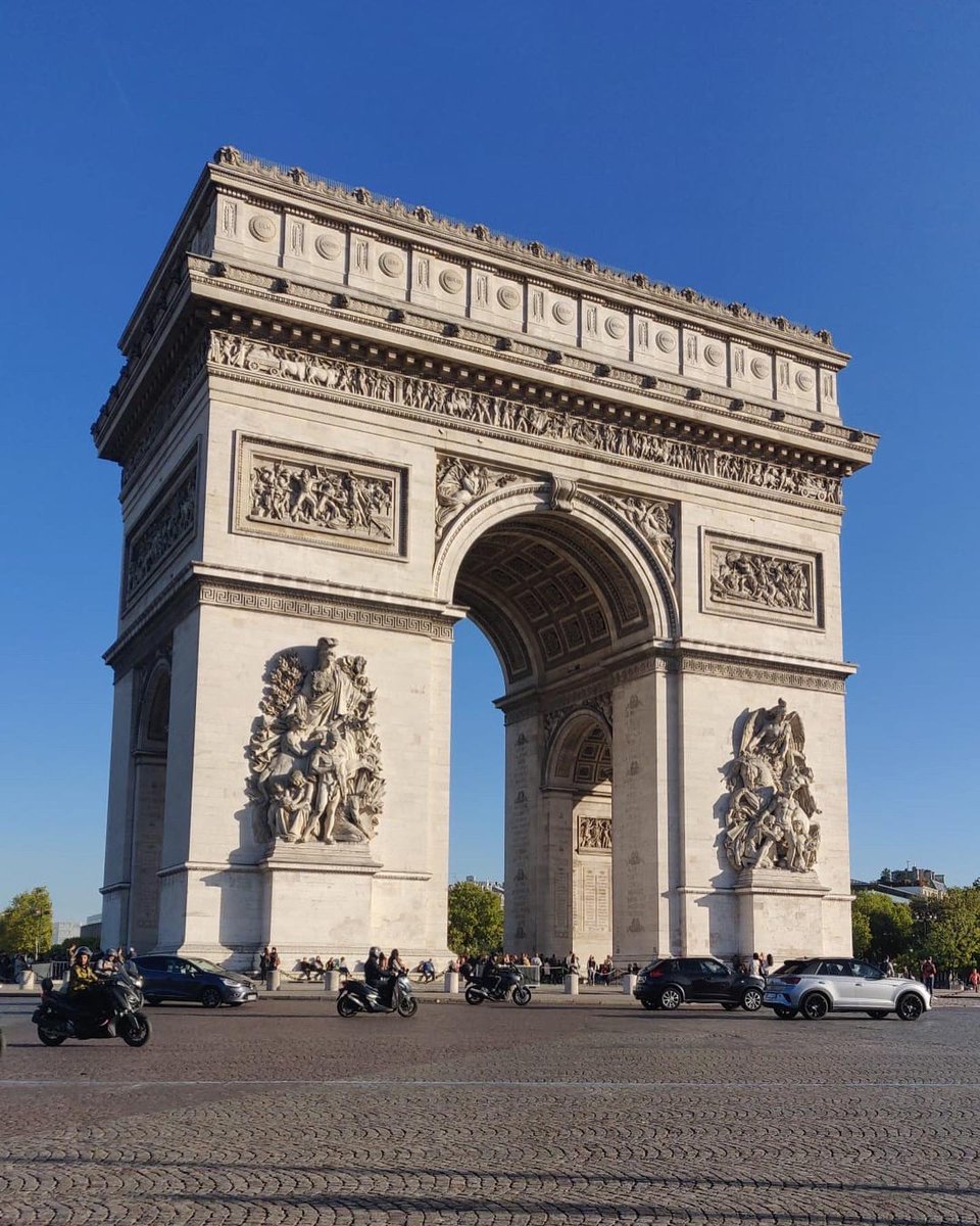 Parmi les nombreux monuments parisiens, notons le passage de la Flamme Olympique sous l’@ArcDeTriomphe place de l’Étoile, le 15 juillet ! 🥰 #Paris2024