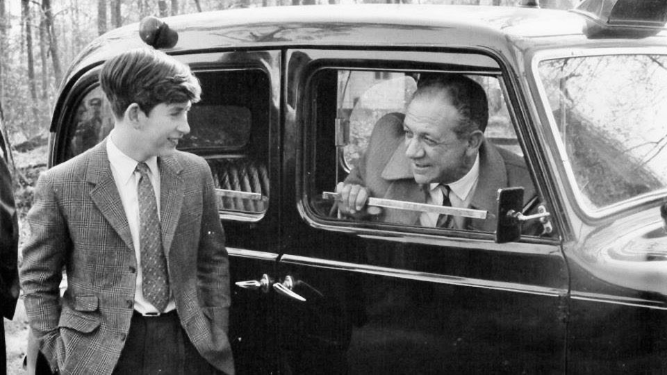 #SidJames #BOTD in 1913, seen here meeting with His Royal Highness Charles, The Prince of Wales on location in Buckinghamshire for the filming of “CARRY ON CABBY” (1963)

@ClarenceHouse @PinewoodStudios