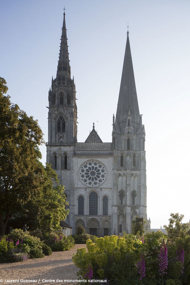 Profitez du Relais de la Flamme Olympique pour lever les yeux vers les cathédrales de #Reims le 30 juin, d’#Amiens le 4 juillet et de #Chartres le 7 juillet. 🔭 Sans oublier #NotreDame de Paris le 14 juillet ! Dur dur de choisir, n’est-ce pas ? 😅 #Paris2024