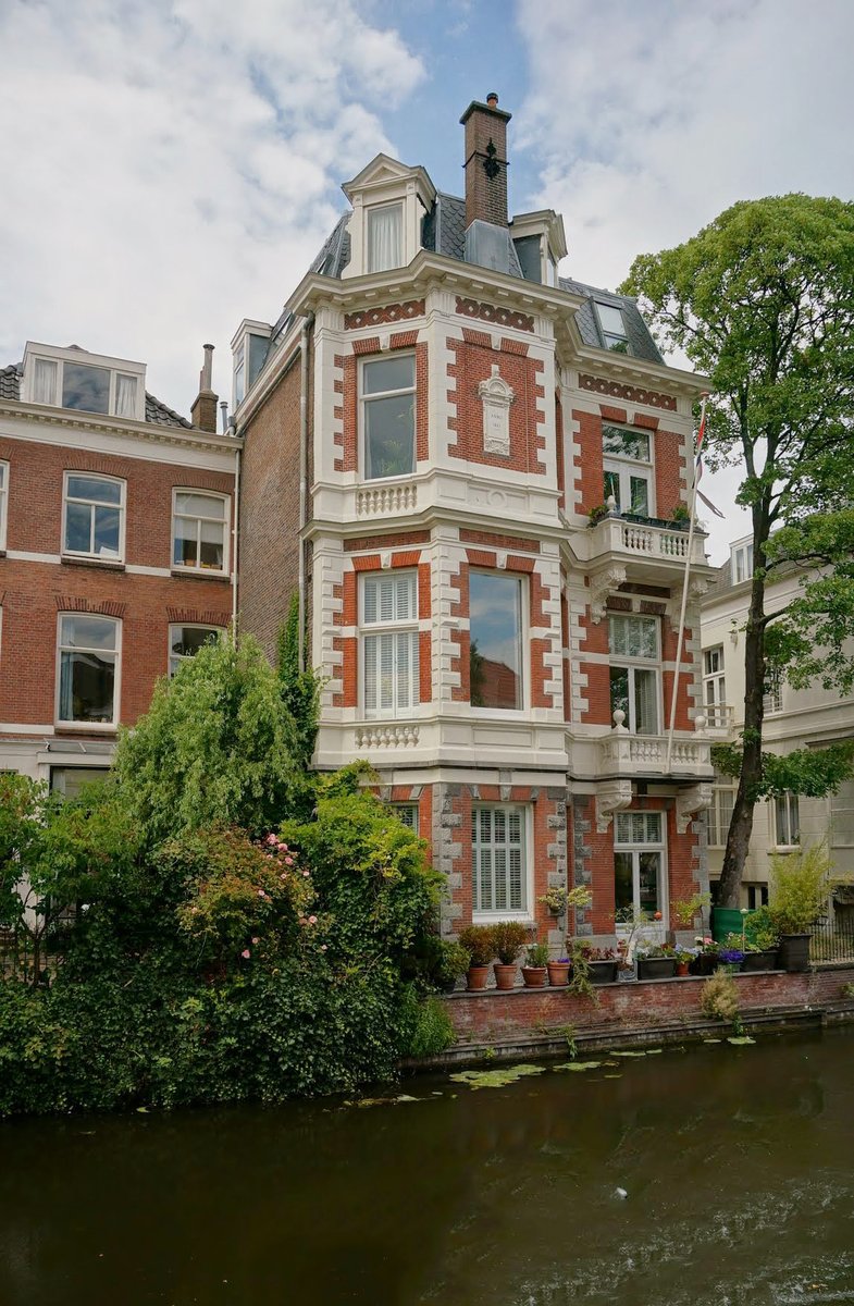 A house located along a canal in #DenHaag (Zuid-Holland). It was built in 1882-1885 and designed by H.P. de Swart in Dutch neo-renaissance style.