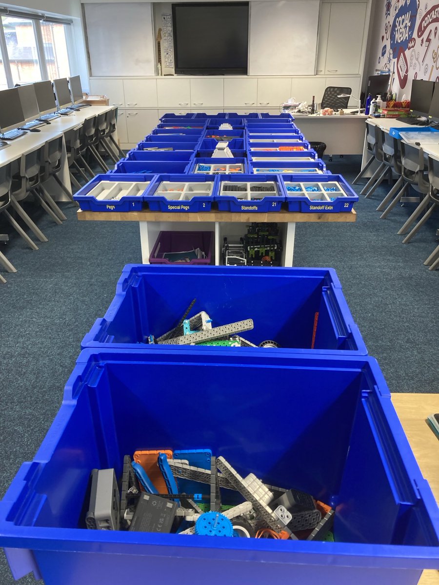 Getting ready for the end of season clear up! The teams LOVE this bit ❤️😍🥰😊