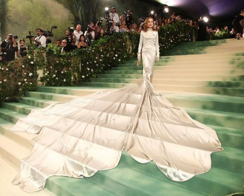 simtor93's tweet photo. E Dio scese in terra e si scoprì che fu da sempre una dea... #IsabelleHuppert al #METGala a #NewYork in #Balenciaga 😍😍😍 https://t.co/aCHqYtsfgv