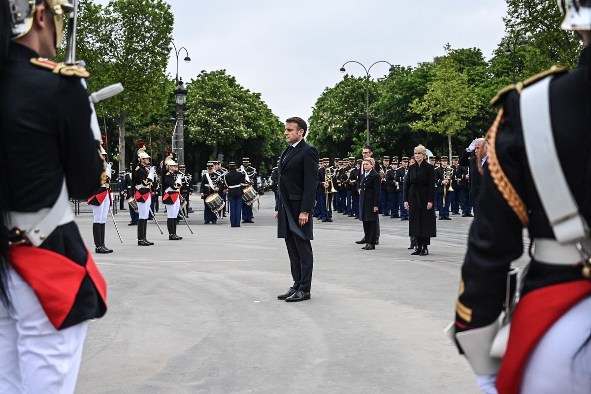 #8mai | Le préfet de Police @NunezLaurent s'est rendu place Clemenceau à #Paris8 pour le dépôt d'une gerbe de fleurs par le président de la République @EmmanuelMacron au pied de la statue du général de Gaulle.