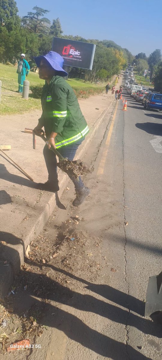 AFS Ward 91 Scoffling & sweeping on Grayston Drive Sandton. #JoburgServices #JoburgUpdates #WeServeJoburg @Loyiso_Masuku