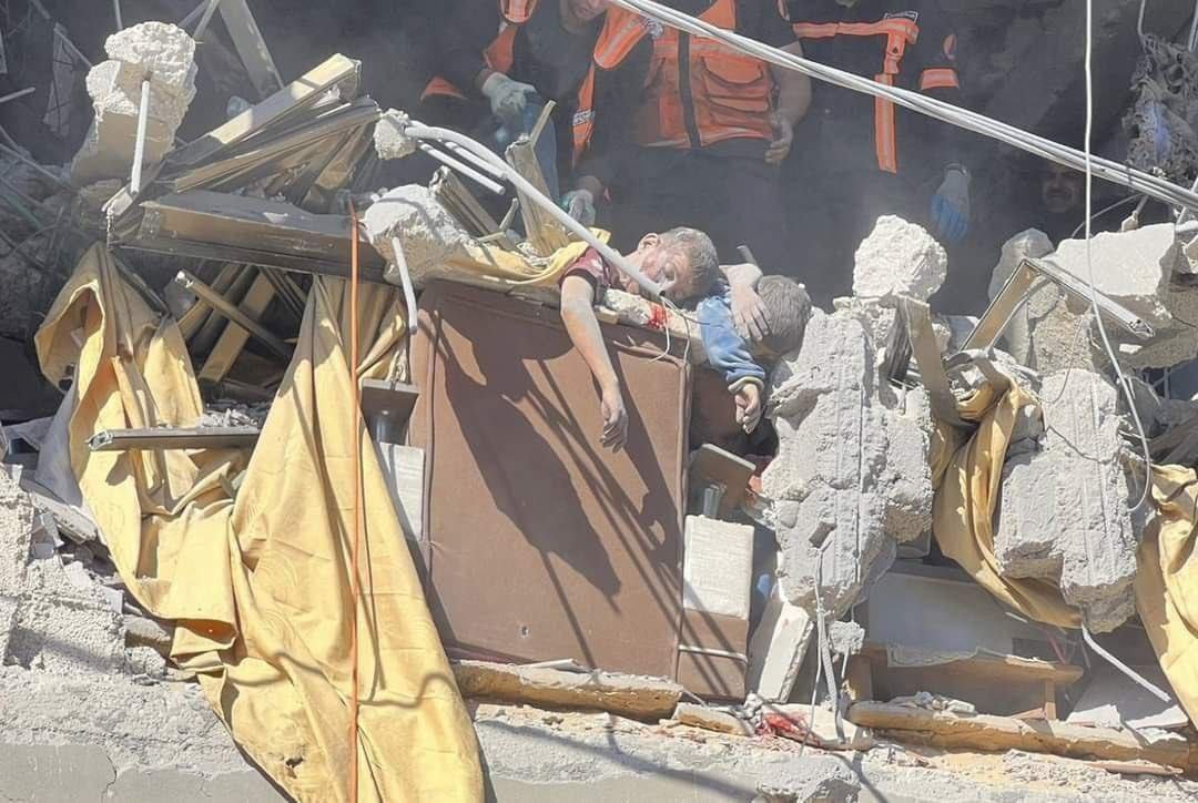 ⚠️ Graphic content ⚠️ Israel persists in targeting heavily populated areas in Rafah, resulting in the murder of dozens of Palestinian civilians, including children and women. This horrible scene shows murdered children hanging of the rubble after being killed in an Israeli…