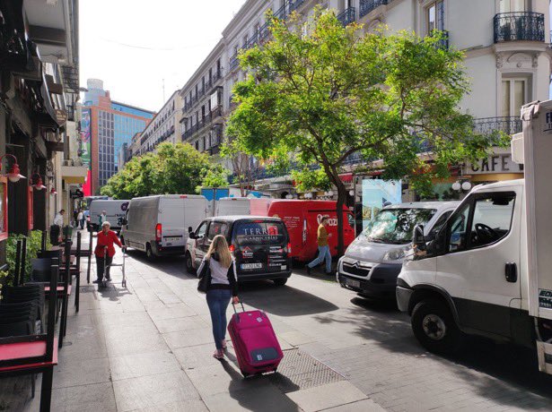 📌 Calle Preciados A esto en Madrid le llamamos calle peatonal porque llamarle coño de la Bernarda ya está muy visto Foto de @humabuva