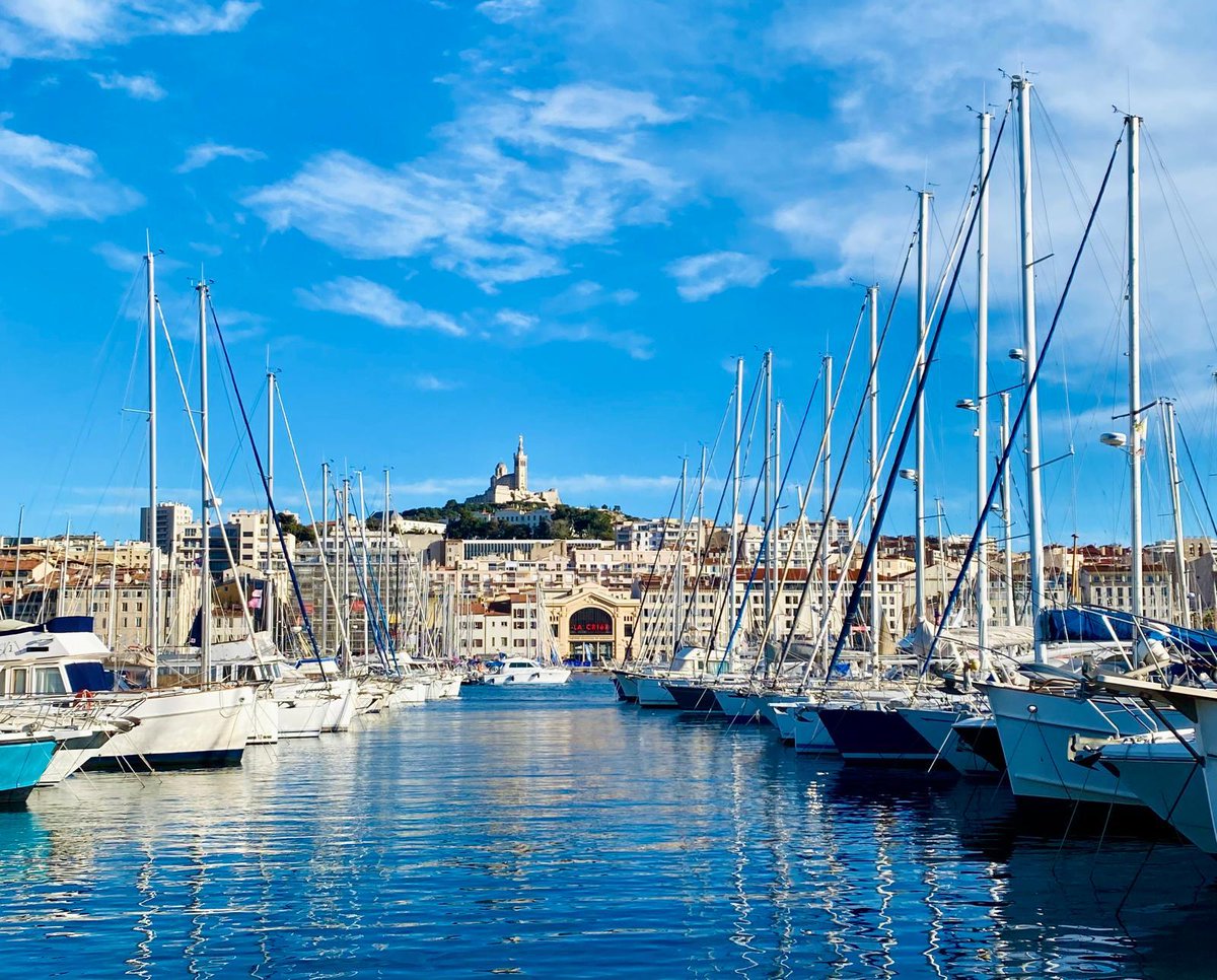 Prêts à accueillir la 🔥 sur le Vieux Port ! On n'attend plus que le Belem !