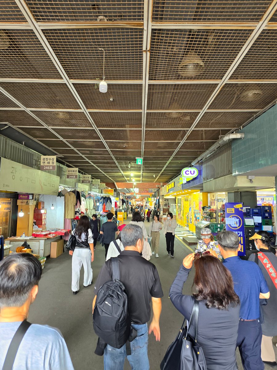 GoWithGuide's tweet image. Come with us to #seoul, where local expert guide and #history lover Paul K. took traveler Austin M. and his family on “An Amazing, Educational Visit Through Seoul&apos;s History”.
Photo credits: Austin M/ (traveler) and Paul K. (tour guide) check him out here! gowithguide.com/supplier/40739