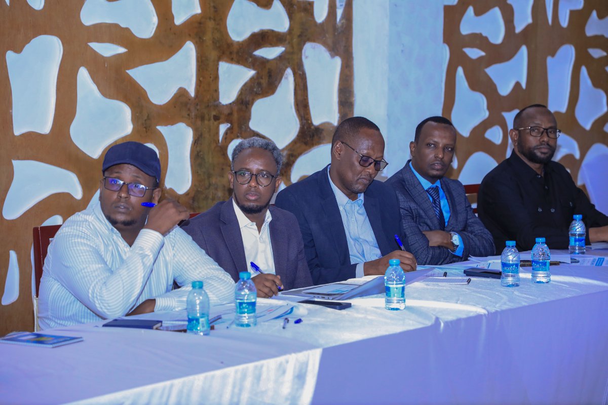 NIRASomalia's tweet image. Minister Ali Yusuf Ali-Xoosh kicked off the Consultation Meeting with the FMSs and BRA on Reviewing of #SNID Operationalization Strategy. Director Abdiweli Timacade outlined the meeting&apos;s goals, underlined the crucial role of FMSs in rolling out the #nationalID system across 🇸🇴.