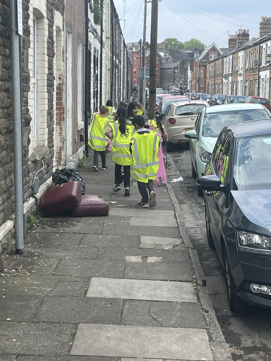 We love Cathays! Year 4 are busy litter picking in Cathays. Looking after our local environment @GladstonePSCar1 @keepcathaystidy @CscHumanities #EIC @KeepBritainTidy