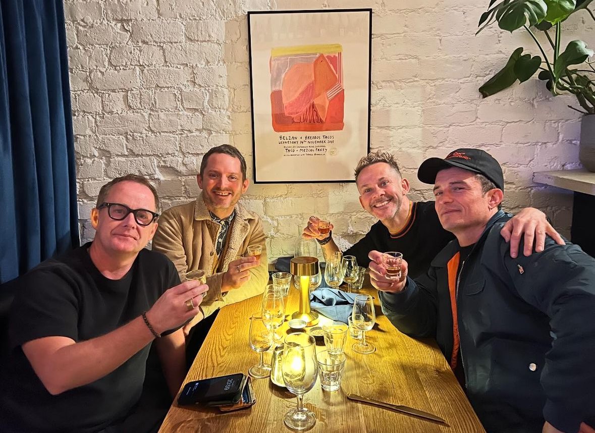 ladbible's tweet photo. 4 hobbits and an elf walk into a bar 😂😂

📸: @DomsWildThings https://t.co/cGAkvPmRJN