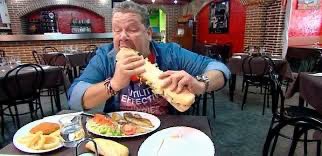 el gato con la comida orgánica carísima de salmón, sin cereales, con vitaminas y prebióticos // el puto gato con un trozo de corchopán