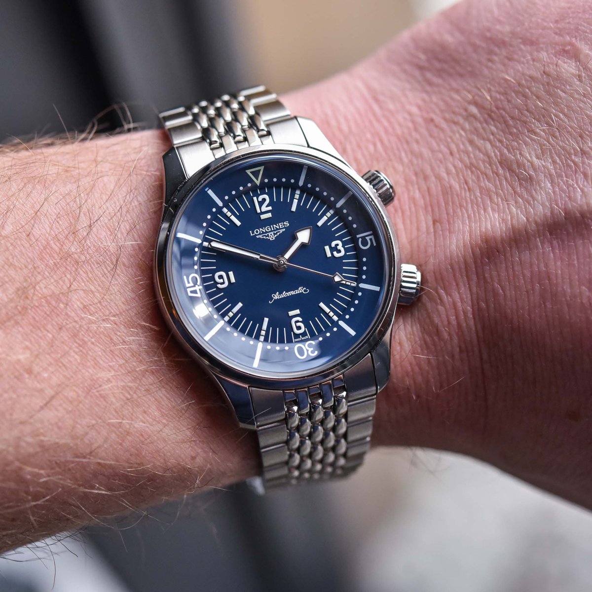 ‘To date, or not to date?’ 🤔 A question not quite as old as time itself, but rather as old as our little watch community. The smaller 39mm @Longines Legend Diver from last year took the second option, and we think it’s for the best. What do you think?