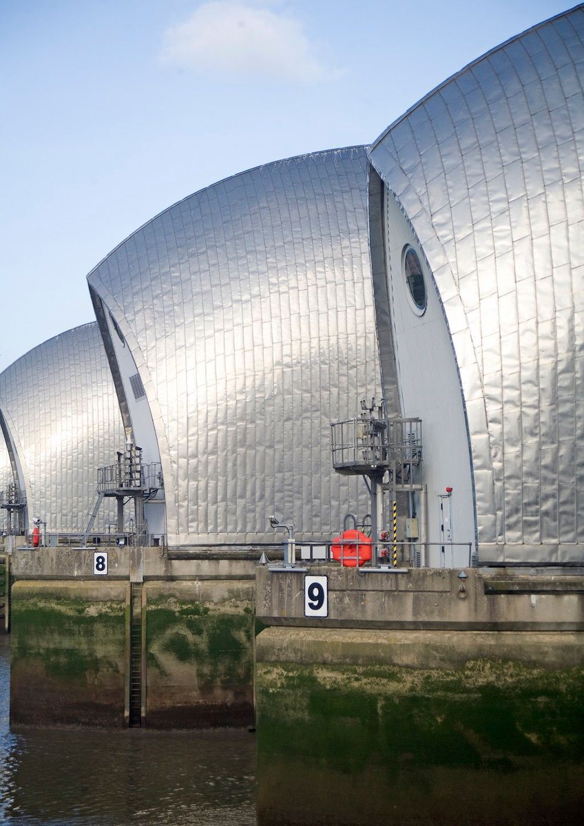 The Thames Barrier was officially opened OTD in 1984. One of the last and largest projects undertaken by the GLC, the barrier is formed of 10 gates connected by 9 concrete piers, with rotating cylinder barriers was devised by Charles Draper buff.ly/3u7oGe2