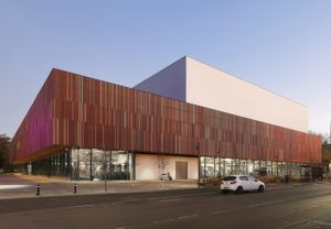 Designers of Ravelin Sports Centre have crunched its energy-use down to less than half that required to achieve a DEC ‘A’ rating. @cibsejournal discovers how an innovative mix of passive and active technologies produced a @cibse BPA award winning building buff.ly/3QvJW9u