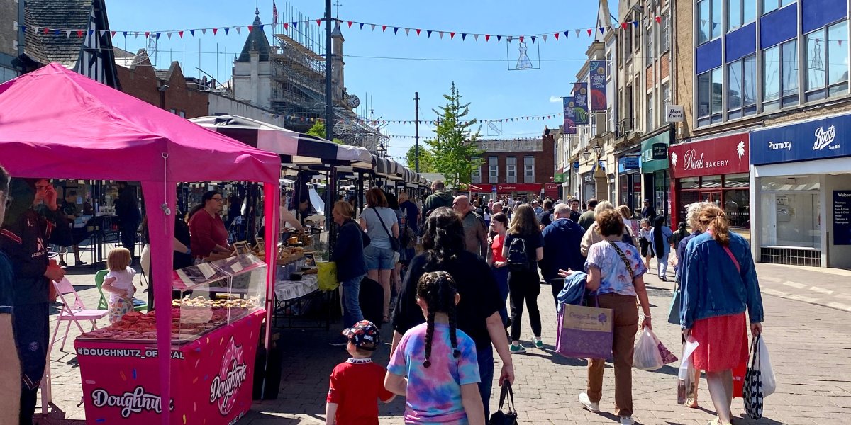 The Loughborough KickStart market is a great chance for those aged 16-30 to try their hand at being a market trader & get feedback on their business idea. The new event is being organised by the Council & supported by @LboroUniversity. 🗓️Sunday May 26. charnwood.gov.uk/news/2024/04/3…