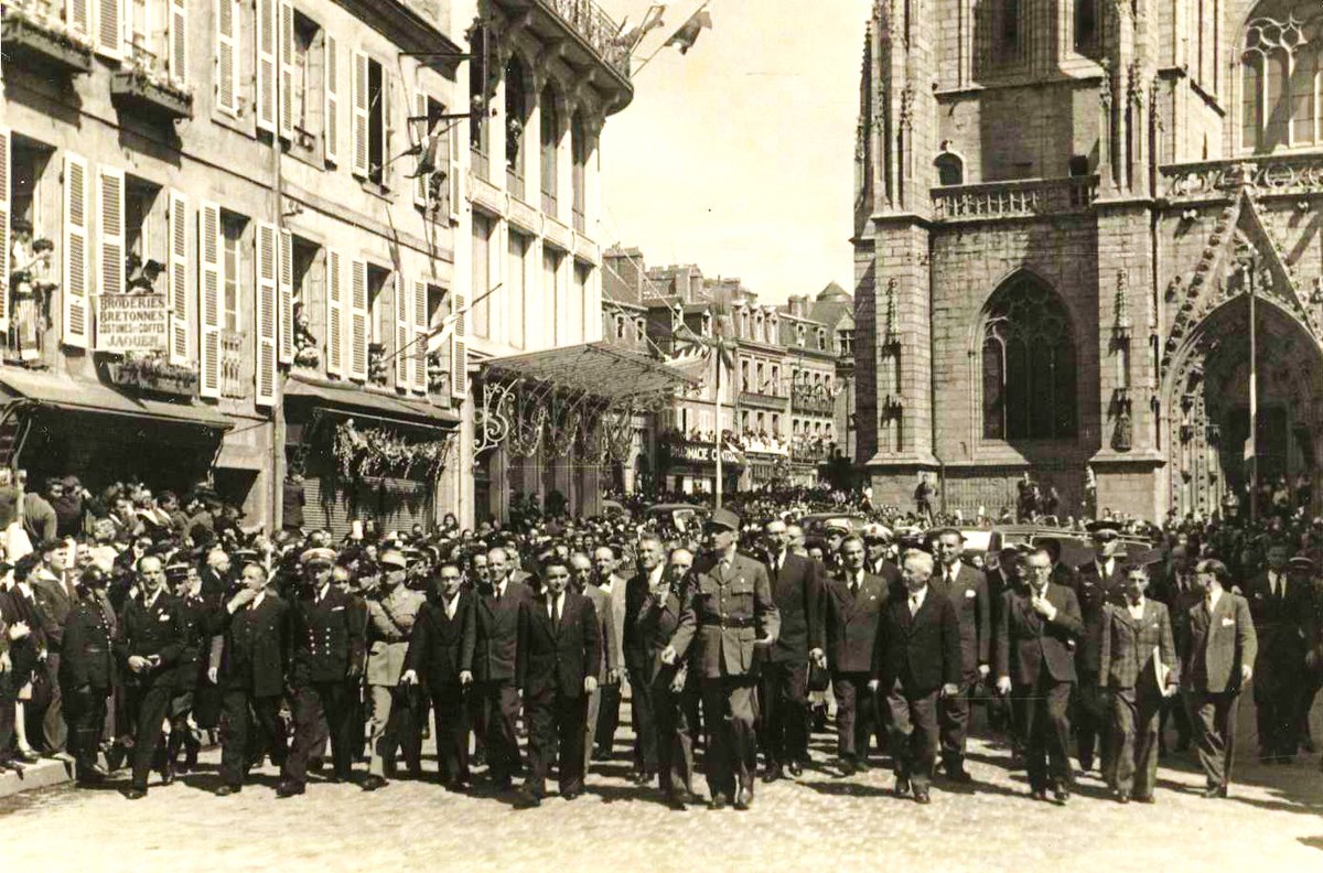 🇫🇷 🕊️ Le 8 mai 1945, la capitulation de l’Allemagne signait la fin de la Seconde Guerre mondiale. 79 ans après, la nation rend hommage aux hommes et aux femmes qui se sont battus pour la France et la liberté. 📷 Étienne Le Grand - @archives29