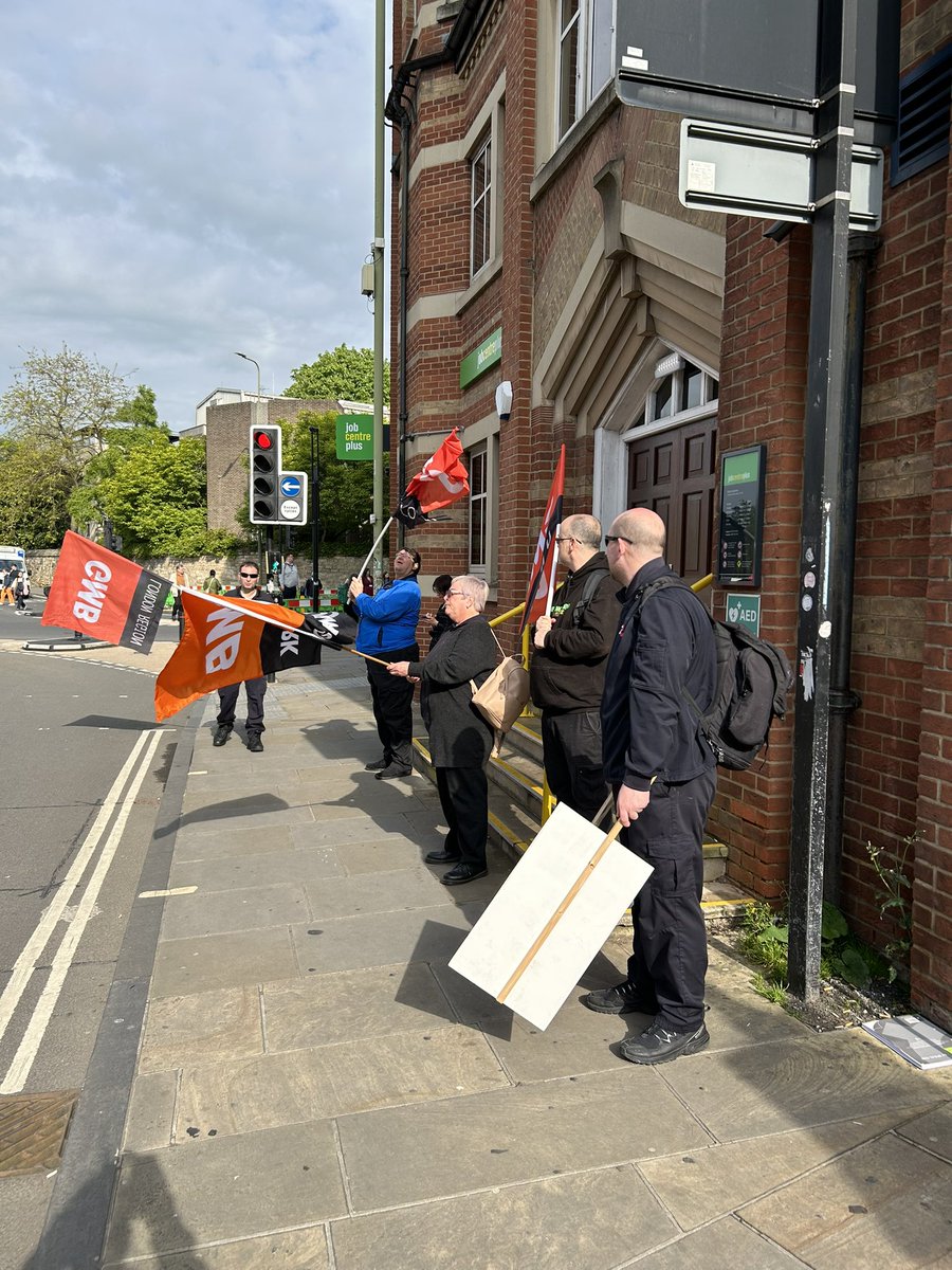 Our @G4S members standing firm in Oxford. Quote of the morning so far goes to the van driver who shouted ‘that’s why I left G4S!’ as he drove past. Pay up G4S and pay your staff what they’re worth.