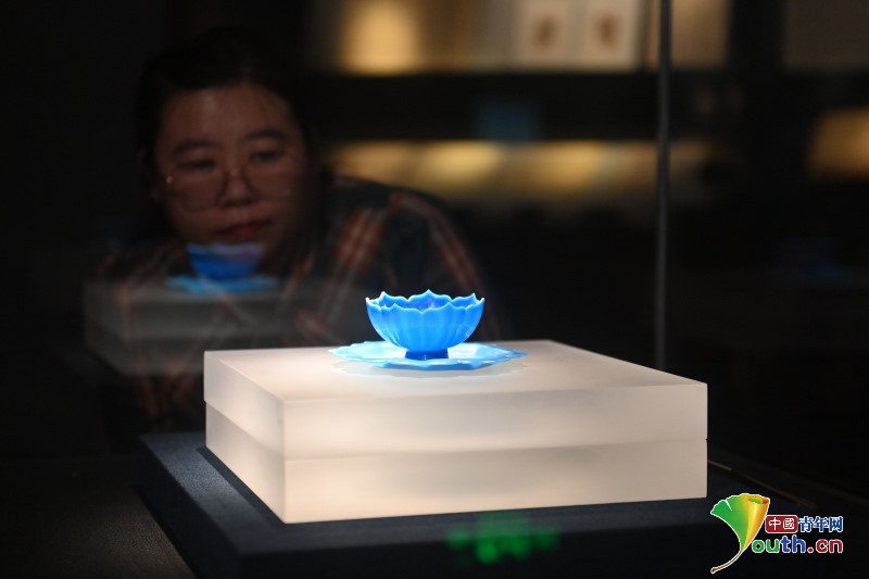A set of blue lotus cups of #YuanDynasty was displayed in #Lanzhou. They are the most complete glass cup of Yuan Dynasty ever discovered in China. With 4.9cm tall and 8.9cm calibre, they look like seven-petal blooming blue lotus flowers. #culturalrelics