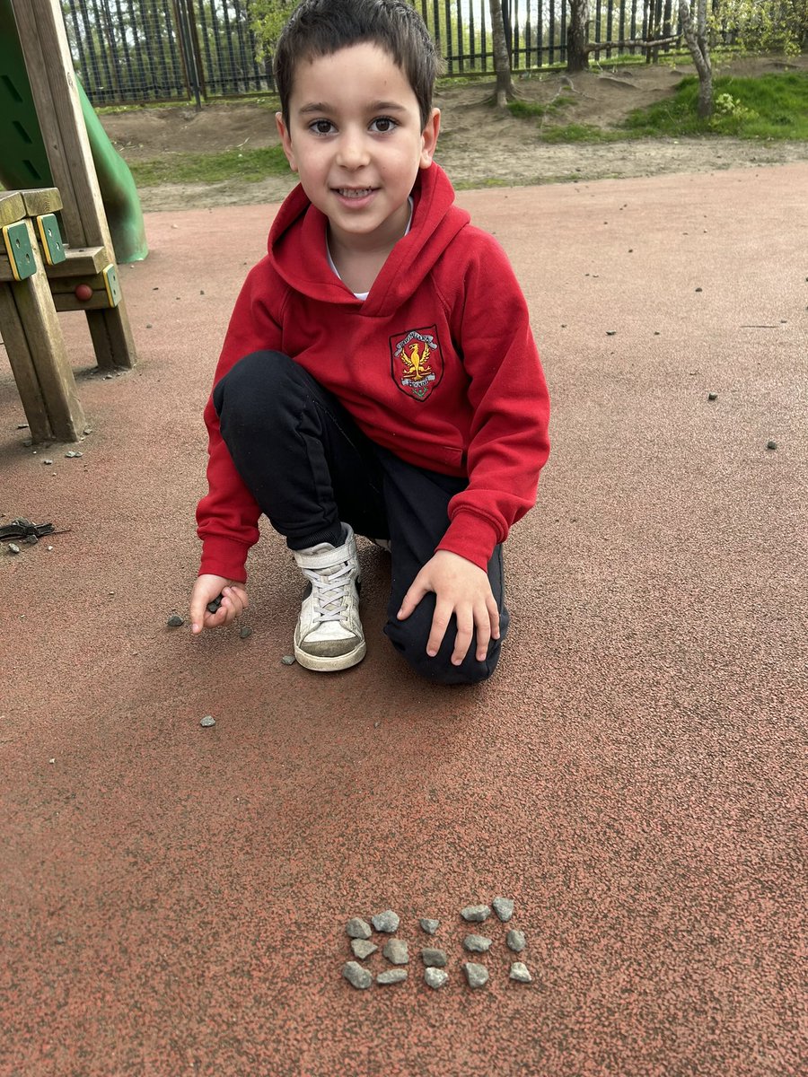 MidCalder_PS's tweet image. P2 are developing their understanding of arrays. #MCPSP2